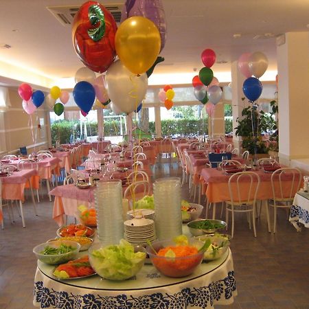 Hotel Nives Риччоне Екстер'єр фото
