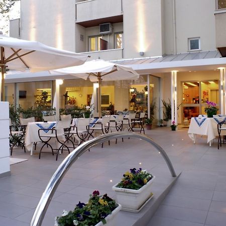 Hotel Nives Риччоне Екстер'єр фото
