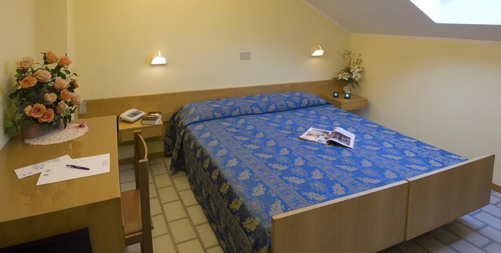 Hotel Nives Риччоне Номер фото
