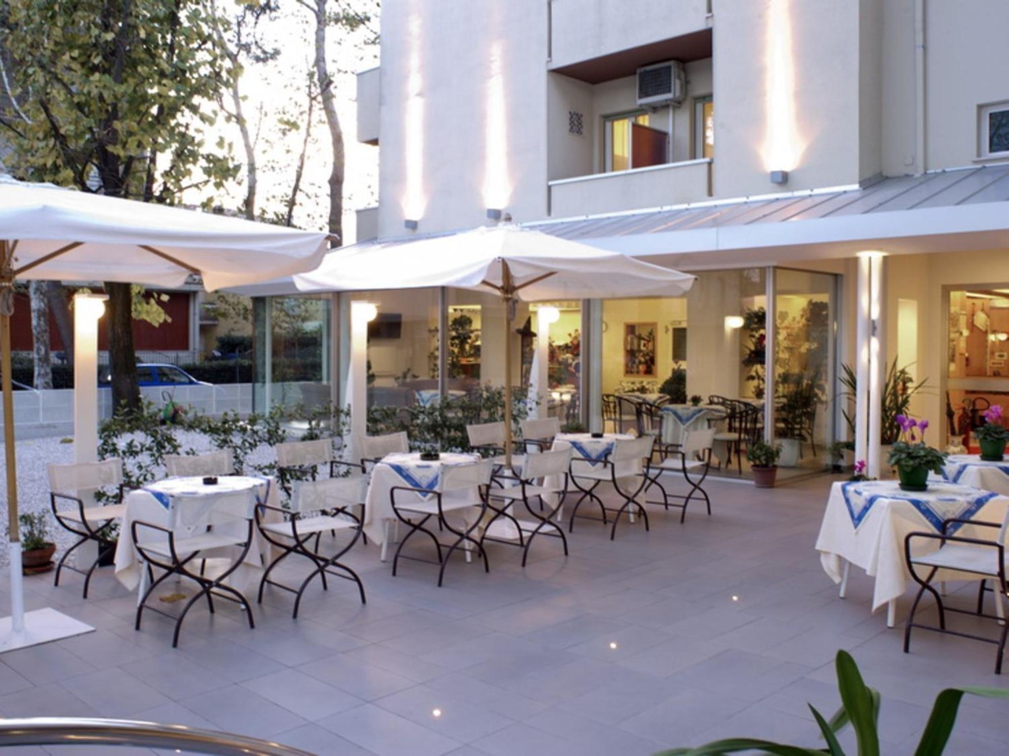 Hotel Nives Риччоне Екстер'єр фото