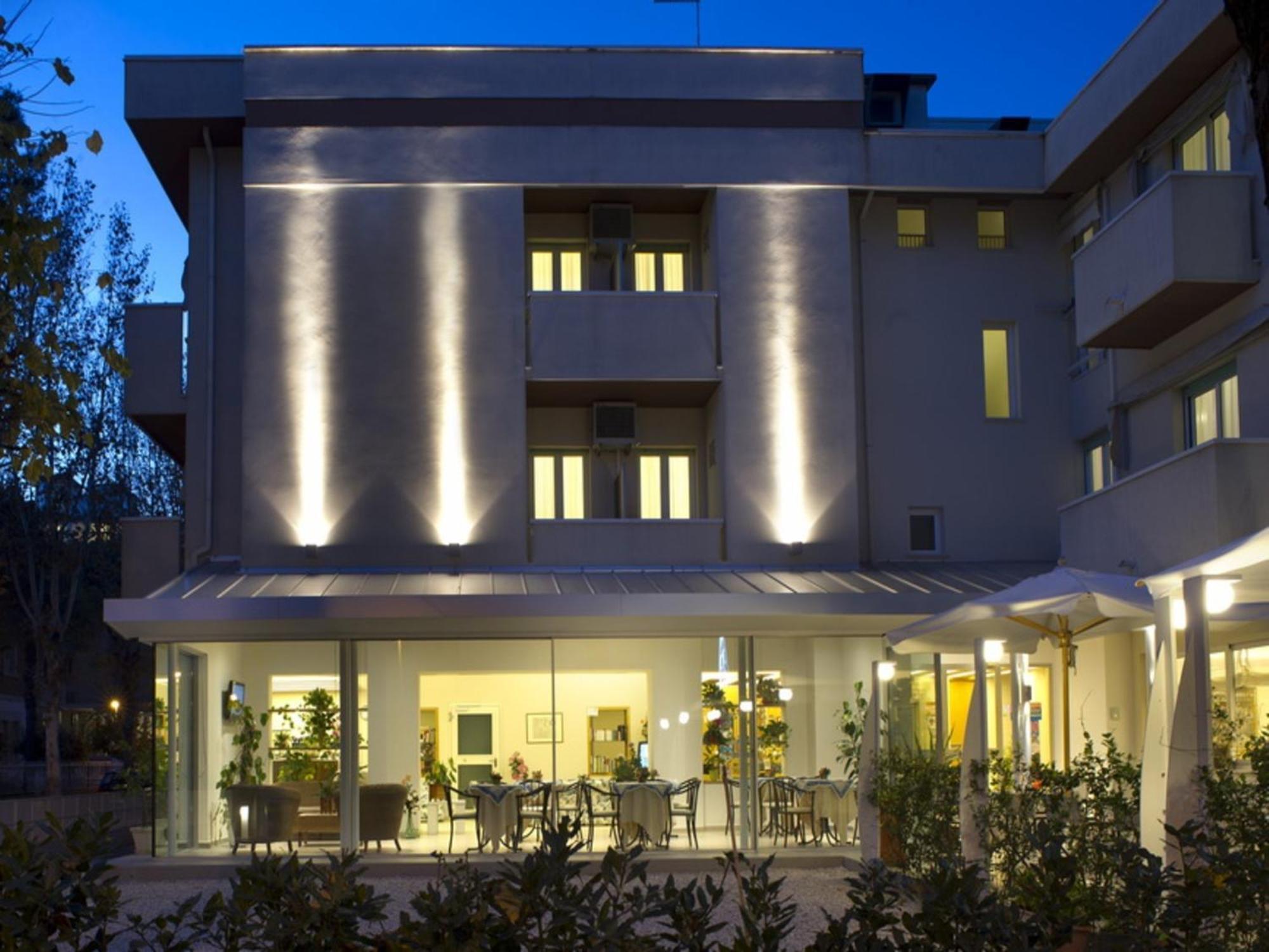 Hotel Nives Риччоне Екстер'єр фото